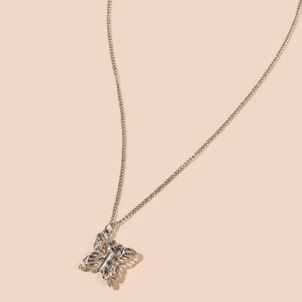 🦋 NWOT Gorgeous butterfly charm necklace